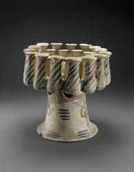 Kernos mit zwei Reihen von Behältern und zentraler Schale, Frühkykladische III Periode (ca. 2300-2100 v. Chr.)